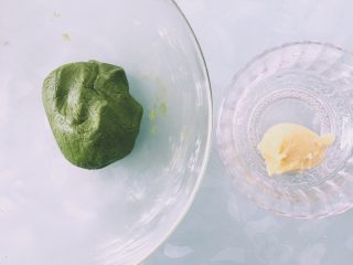 8、抹茶猕猴桃小饼干,面团分成2份，一份25g做芯，另一份加入抹茶和均匀