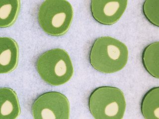 11、抹茶猕猴桃小饼干,取出后切成大约0.5cm厚的片，摆入铺了油纸的烤盘