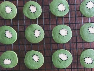 14、抹茶猕猴桃小饼干,出炉后放置在晾晒网晾凉