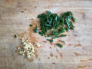 2、玫瑰花蒸饺,葱姜切碎备用。