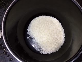 1、美味虾仁瘦肉粥,量出大米，洗干净，加水放入高压锅按煮粥功能。