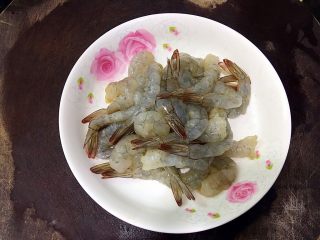 3、美味虾仁瘦肉粥,虾去壳