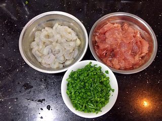 4、美味虾仁瘦肉粥,全部处理好