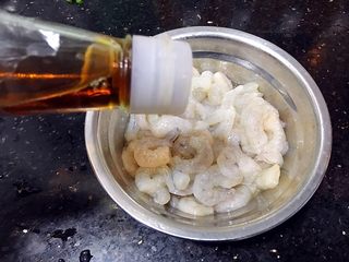 5、美味虾仁瘦肉粥,虾仁加入适量的鱼露抓匀，腌30分钟