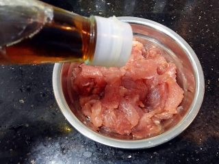 6、美味虾仁瘦肉粥,瘦肉加入适量的鱼露抓匀，腌30分钟