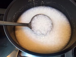 7、美味虾仁瘦肉粥,大米粥煮好后取出