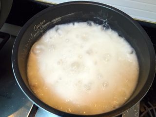 8、美味虾仁瘦肉粥,放到燃气灶上煮开