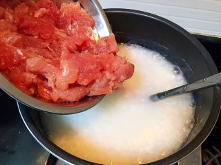 11、美味虾仁瘦肉粥,再加入瘦肉