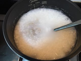 9、美味虾仁瘦肉粥,倒入腌制好的虾仁