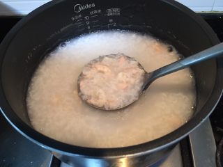10、美味虾仁瘦肉粥,搅拌，煮到虾仁变色