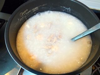 12、美味虾仁瘦肉粥,搅拌，盖上盖子再次煮开
