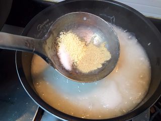 13、美味虾仁瘦肉粥,加入调味料拌匀