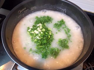 14、美味虾仁瘦肉粥,最后加入适量油、香葱，搅匀