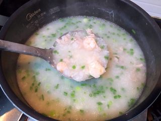 15、美味虾仁瘦肉粥,美味可口的虾仁瘦肉粥就做好咯！开始享用吧！