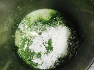 2、抹茶奶油蛋糕卷,抹茶粉和低粉大约混合下筛进打蛋盆里，混合到无颗粒。