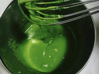 3、抹茶奶油蛋糕卷,蛋清蛋黄分离，蛋黄放在面糊里，混合成细腻顺滑的蛋黄糊。