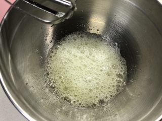 4、抹茶奶油蛋糕卷,打发蛋清，出现大的粗泡加入三分之一细砂糖。