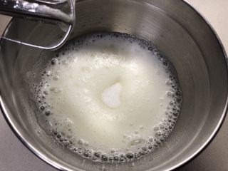 5、抹茶奶油蛋糕卷,粗泡消失变成很多细小的泡沫加入三分之一细砂糖。