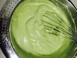 8、抹茶奶油蛋糕卷,三分之一蛋白霜放在蛋黄糊里混合翻拌均匀，再倒回剩余蛋白霜里，同样手法混合翻拌。