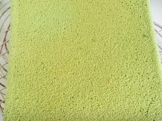 11、抹茶奶油蛋糕卷,出炉移置晾网架散热。