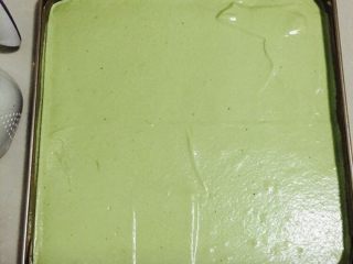 9、抹茶奶油蛋糕卷,混合均匀的蛋糕糊缓缓倒入金盘抹平，震出内部大气泡。