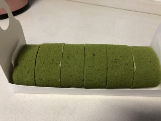 13、抹茶奶油蛋糕卷,奶油抹在蛋糕卷上，卷起蛋糕卷入冰箱冷藏半小时以上，切块即吃。