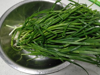 1、小葱鸡蛋饼,小葱洗净控干水分。