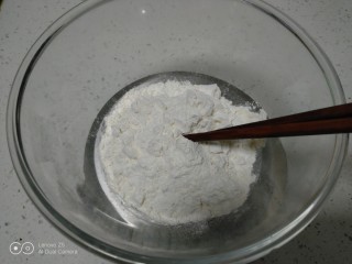 2、小葱鸡蛋饼,面粉称好。