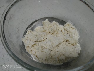 3、小葱鸡蛋饼,加入清水搅拌成絮状。