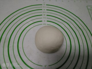 4、小葱鸡蛋饼,活成光滑的面团，盖上保鲜膜防止水分蒸发。