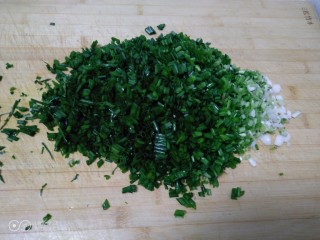 5、小葱鸡蛋饼,小葱切碎。