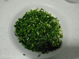 6、小葱鸡蛋饼,盛入碗中，加入食用油搅拌均匀。