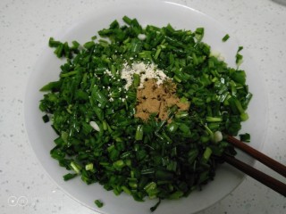 7、小葱鸡蛋饼,加入十三香、鸡精搅拌均匀。