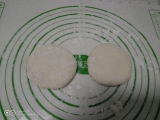 8、小葱鸡蛋饼,将面团平均分成2份，用手压扁。