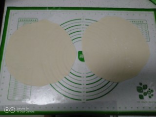 9、小葱鸡蛋饼,擀成薄片。