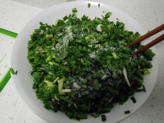 10、小葱鸡蛋饼,加入盐。