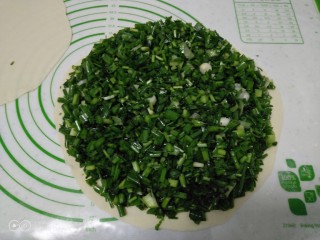 12、小葱鸡蛋饼,取一个片，均匀摊上小葱碎。