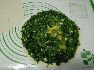 13、小葱鸡蛋饼,均匀撒上鸡蛋液。