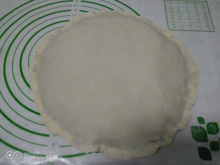 14、小葱鸡蛋饼,盖上另一张薄片，用手将边捏紧。