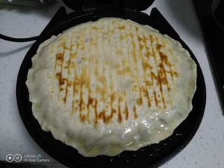 15、小葱鸡蛋饼,放入电饼铛中，煎至两面金黄。