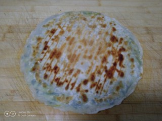 16、小葱鸡蛋饼,盛出。