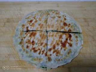 17、小葱鸡蛋饼,平均分成4份。