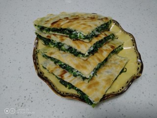 18、小葱鸡蛋饼,盛入盘中。