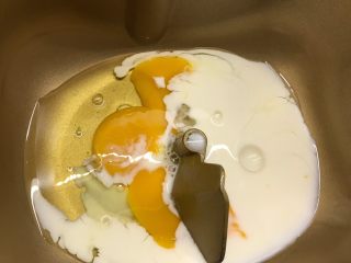 3、肉松华夫饼,加入牛奶