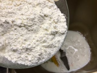 4、肉松华夫饼,加入面粉