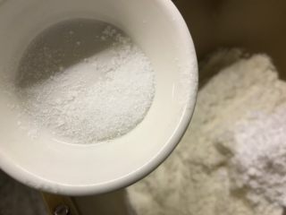 5、肉松华夫饼,盐和糖粉对角放