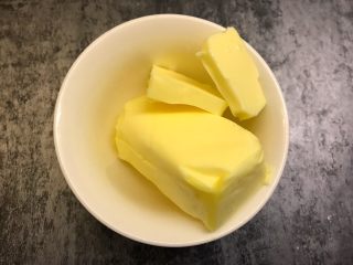 7、肉松华夫饼,揉好后加入黄油继续揉至光滑