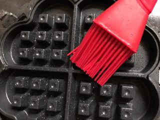 14、肉松华夫饼,夫饼模具小火加热，刷上少许油