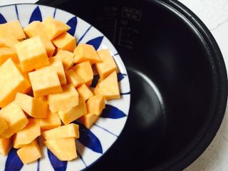 5、红枣番薯粥,将电饭煲内胆取出倒入番薯丁