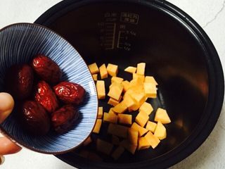 6、红枣番薯粥,倒入红枣